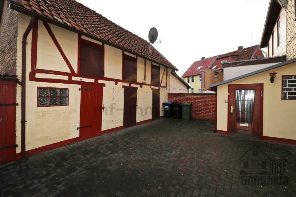 Innenhof und Nebengebäude